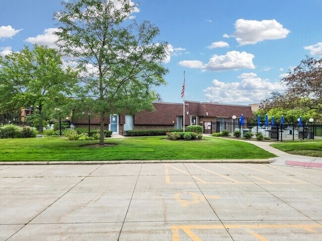 Building Photo - 225 S Rohlwing Rd