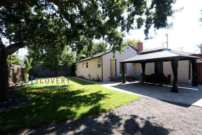 Building Photo - Your Ideal Mid-Century Modern Retreat Comi...
