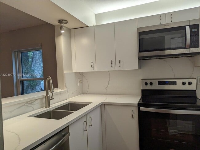 Building Photo - 3446 Oak Dr