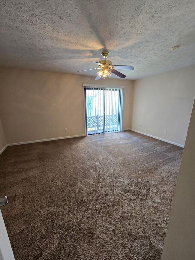 Building Photo - Spacious Townhouse for Rent!