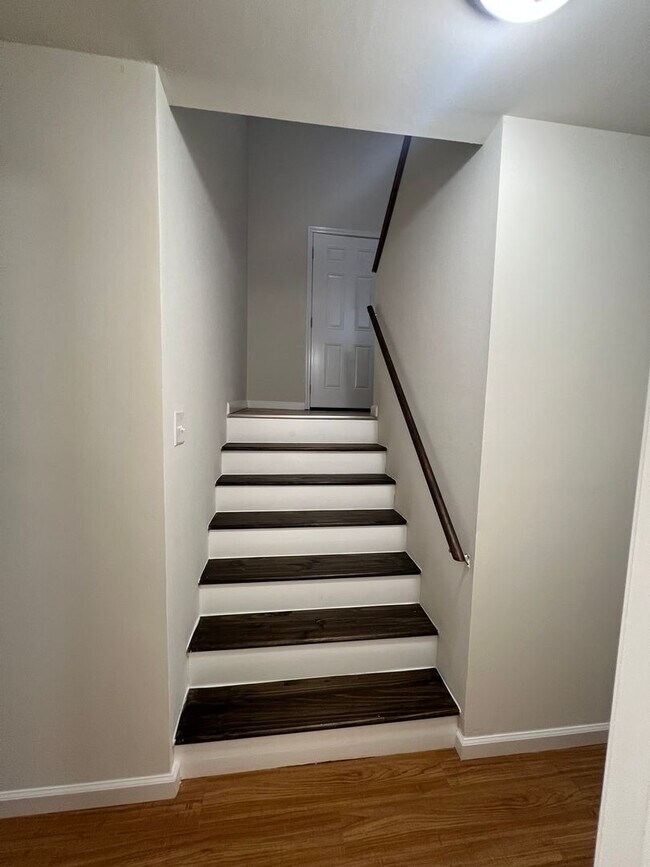 Building Photo - 312 Rugby Ct