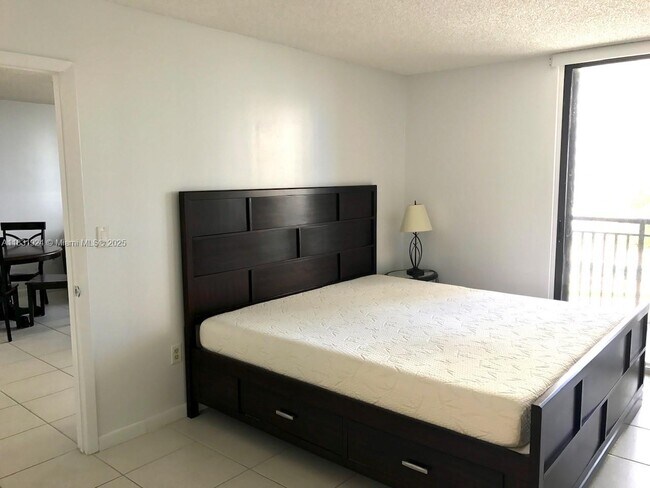 Building Photo - 540 Brickell Key Dr