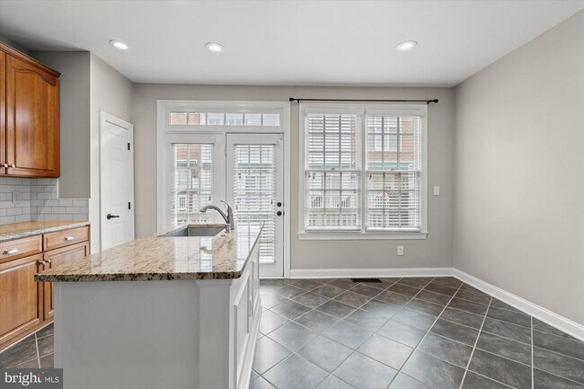 Building Photo - 306 S Fayette St