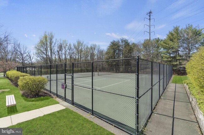 Building Photo - Live the Life with Convenience and Style!