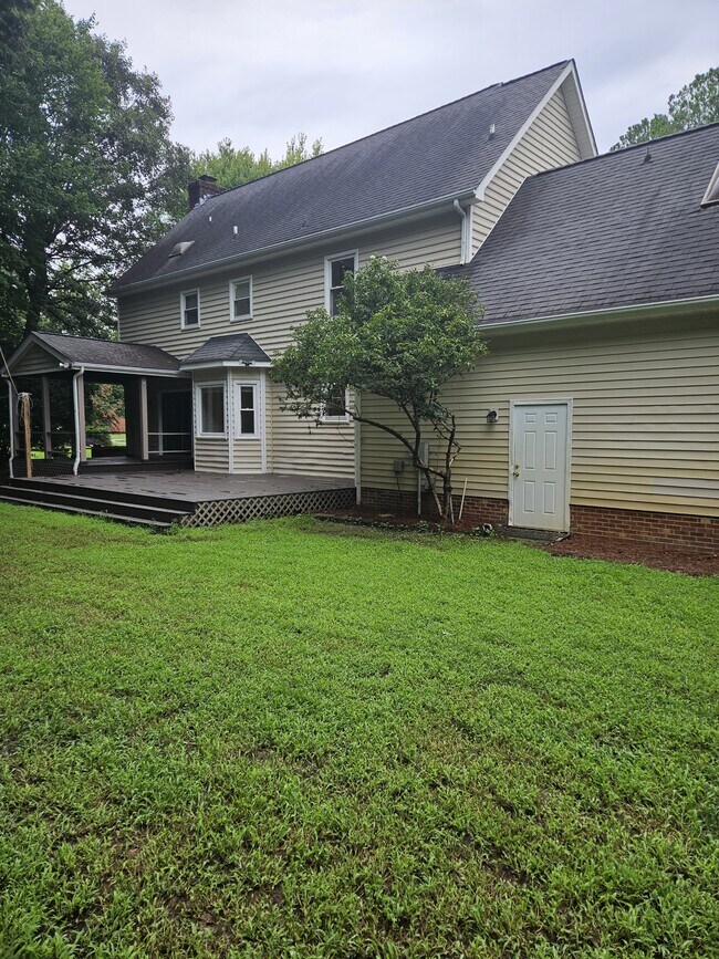 Building Photo - 402 E Raintree Ln