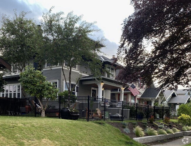 Building Photo - 1218 S Ainsworth Ave