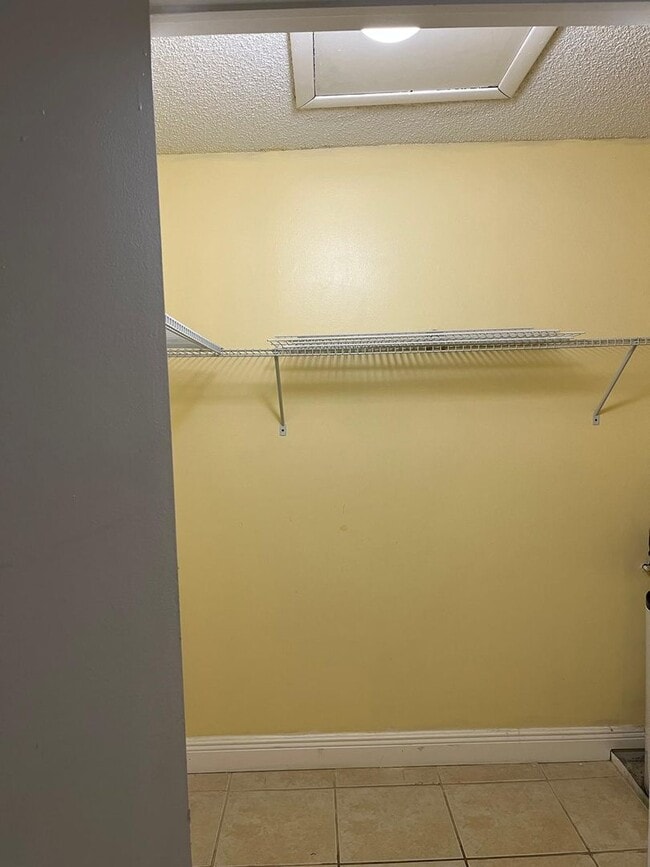 Building Photo - ONE BEDROOM APT FOR RENT IN OAKLAND PARK