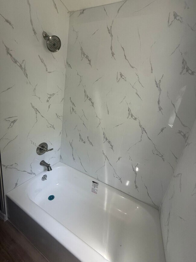 Building Photo - $300 OFF FIRST MONTHS RENT MOVE-IN SPECIAL!!