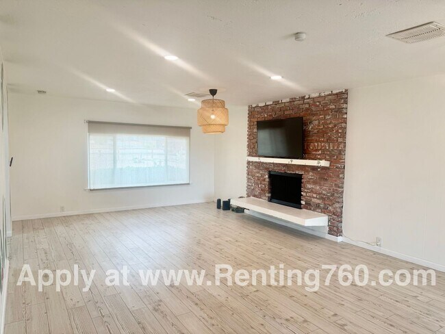 Building Photo - Stylish 3-Bedroom Home with Fenced Yard, S...