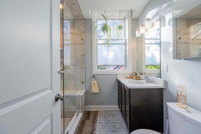 Building Photo - 2056 N Damen Ave