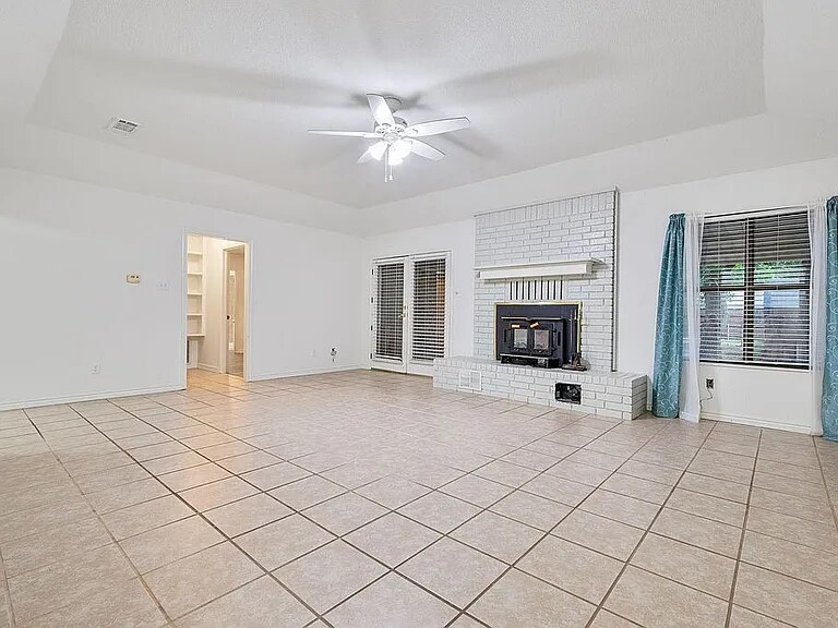 Building Photo - 411 Bluebonnet St