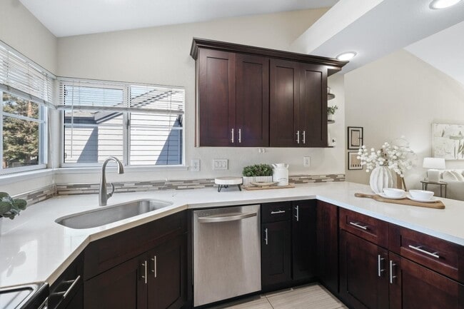 Building Photo - 1735 Parkview Green Cir