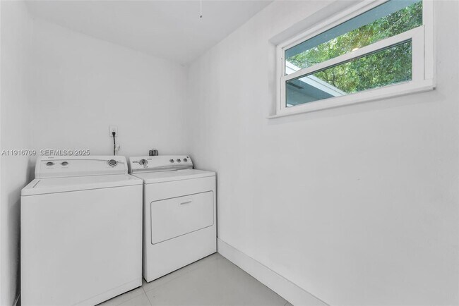 Building Photo - 832 NW 28th St