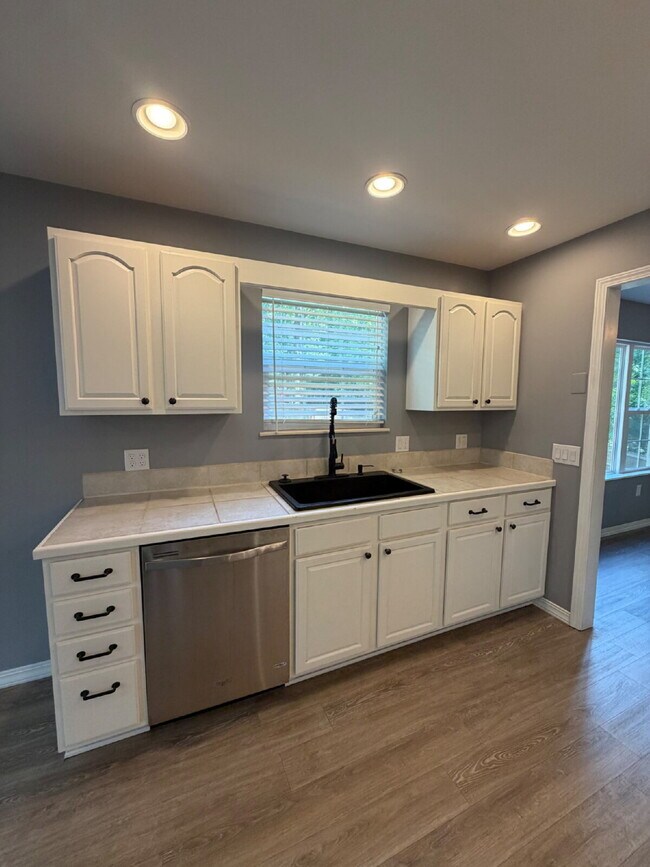 Building Photo - 1270 Skyview Dr