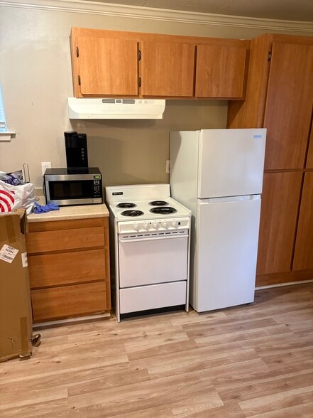 Building Photo - 1050 E 8th St