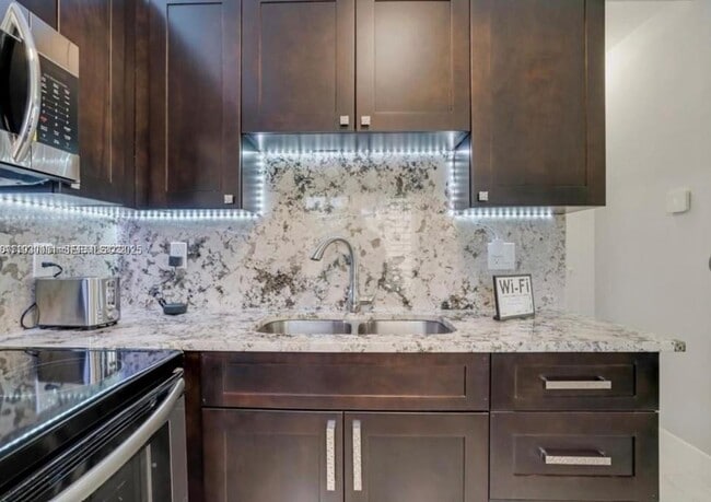 Building Photo - 1526 NE 110th St