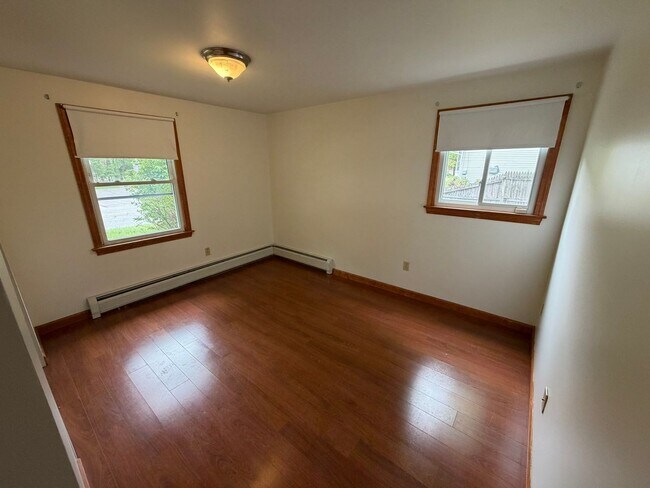 Building Photo - Beautiful 4 Bed / 2 Bath, Single Family Home. Close to Downtown Northampton!