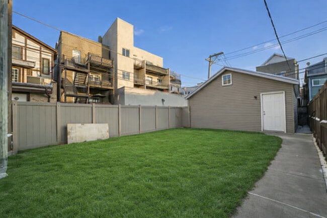 Building Photo - 1415 W George St