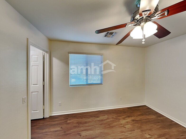 Building Photo - 11054 E Stearn Ave