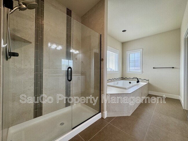 Building Photo - 16858 SW Larkspring Ln