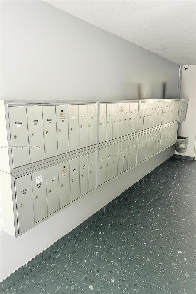 Building Photo - 1300 Lincoln Rd