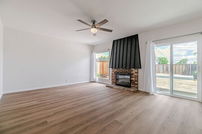 Building Photo - Cambrian Park Home Near Top Schools & Park...