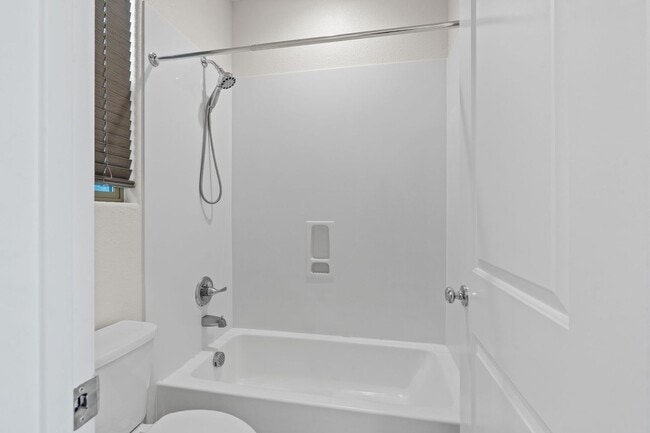 Building Photo - 2 bed 2.5 bath + Bonus Room Newer Construction Home Available Now!
