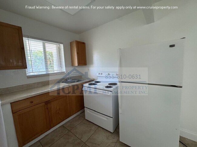 Interior Photo - 2220 Hayes St
