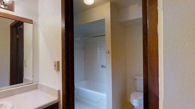 Building Photo - Lower 1 Bedroom 1 Bathroom Apartment Available