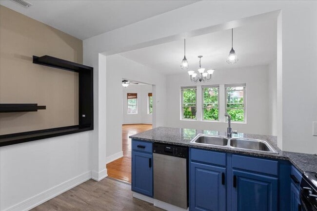 Building Photo - 2 bedroom in Chicago IL 60618