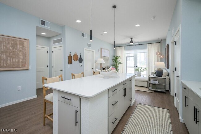 Building Photo - 8552 Collier Blvd