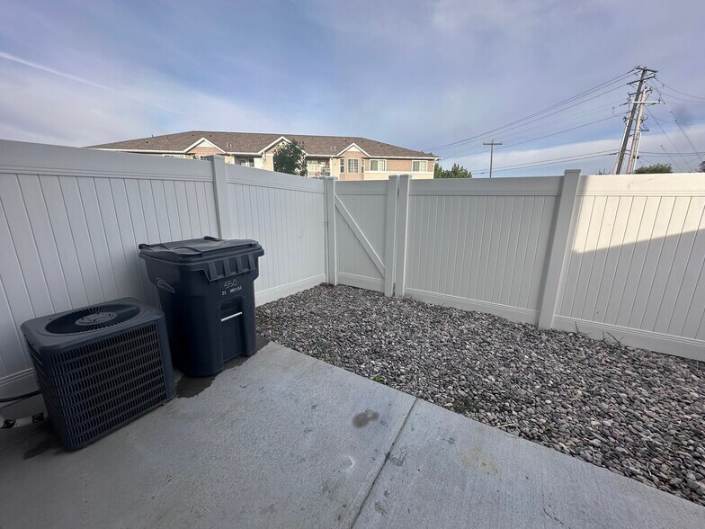 Building Photo - 550 Trails End