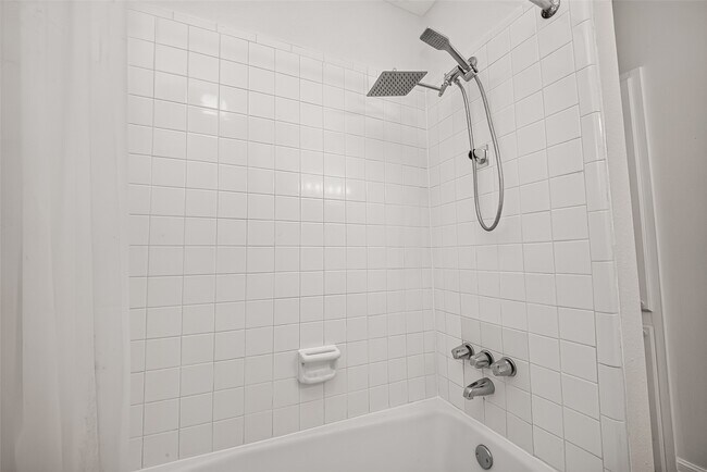 Building Photo - 10383 Briar Forest Dr