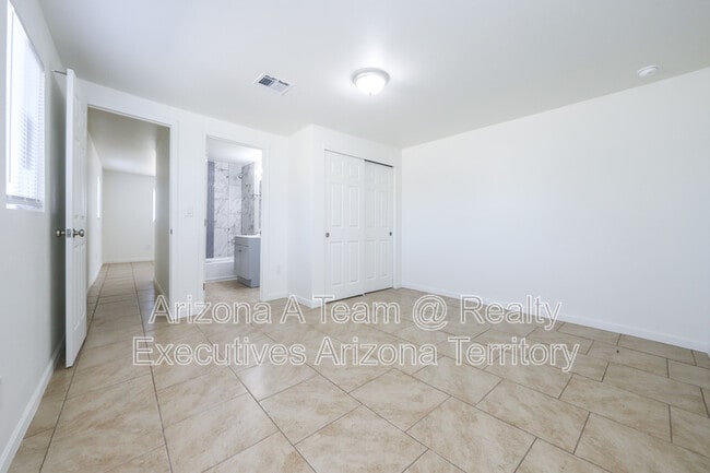 Building Photo - 2012 S Beverly Ave