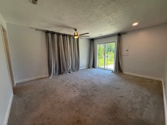 Building Photo - Renovated 4 Bedroom 2 Bathroom