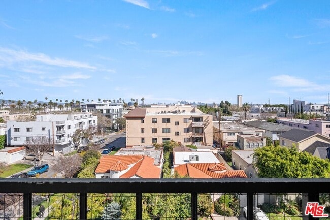 Building Photo - 1115 S Elm Dr