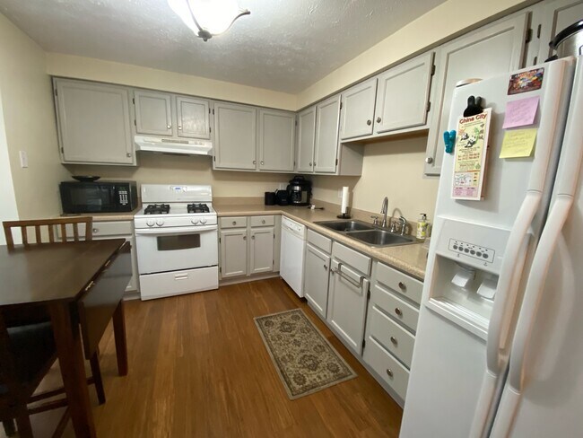 Kitchen w/ Nook - 2519 Hawthorne Dr