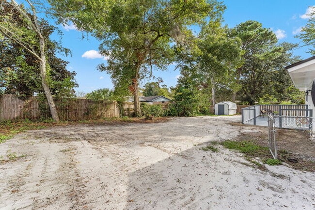 Building Photo - Orange Park 4 Bedroom Home With Upgraded Features Throughout