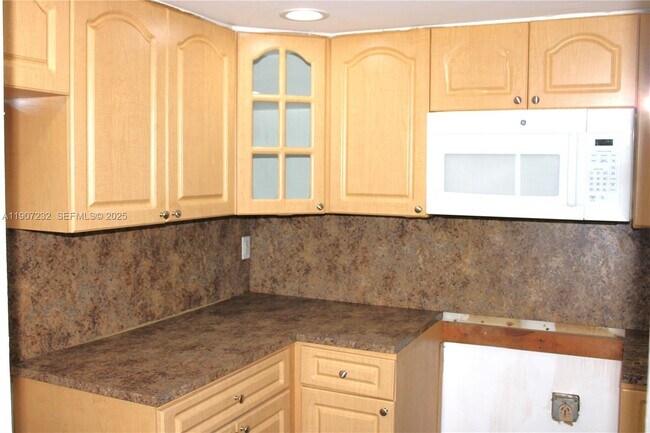 Building Photo - 13685 NE 10th Ave