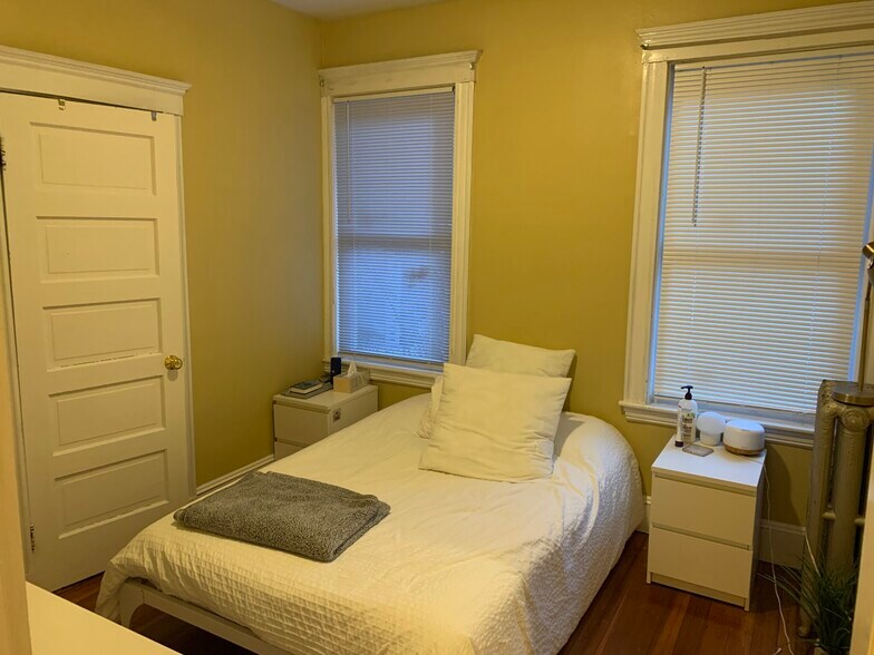 Building Photo - 6 Elm St