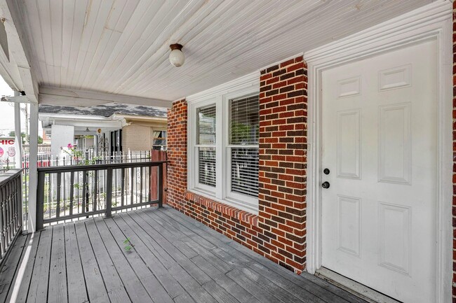Building Photo - 1236 W Gray St