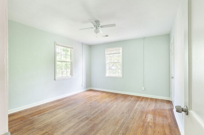 Building Photo - Spacious 3bd/2ba On Quiet Street Minutes F...