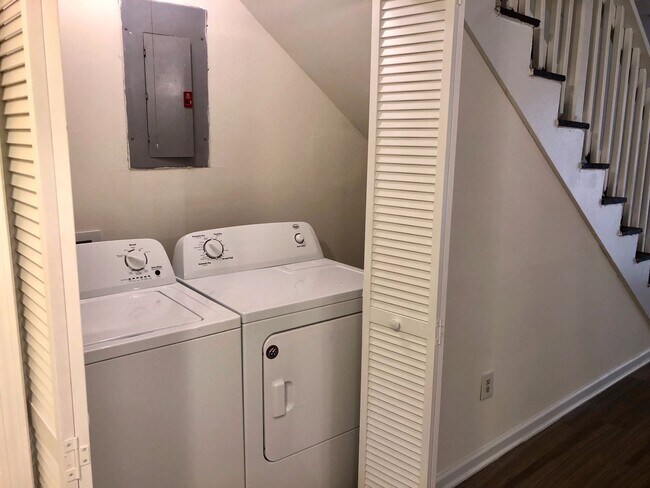 Building Photo - 119 Village Green