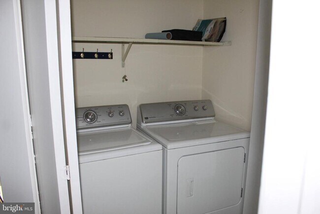 Building Photo - 211 Mews Dr