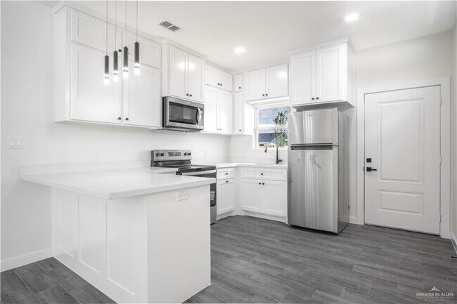 Building Photo - 2104 E Viviana St