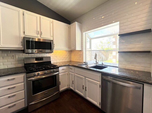 Building Photo - 3 bed, 2 bath located in Corona, CA!