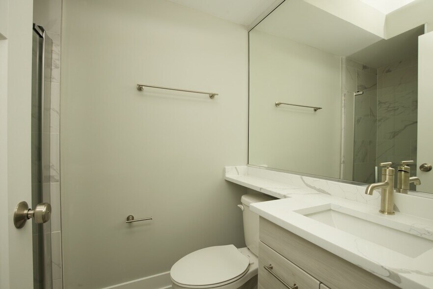 Building Photo - 450 W Barry Ave