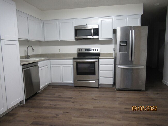Building Photo - MOVE-IN SPECIAL!*** Fully Remodeled Townho...