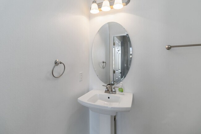 Building Photo - Beautiful Townhome with Private Courtyard & 2-Car Garage Near Lake Nona