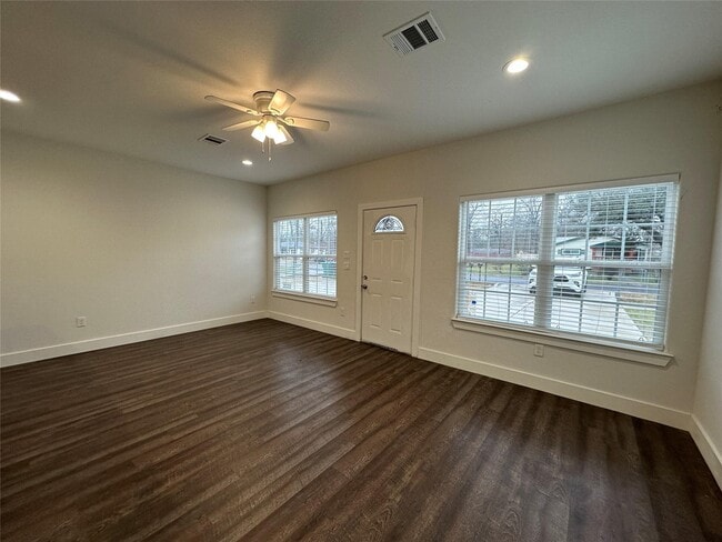 Building Photo - 9302 Bean St